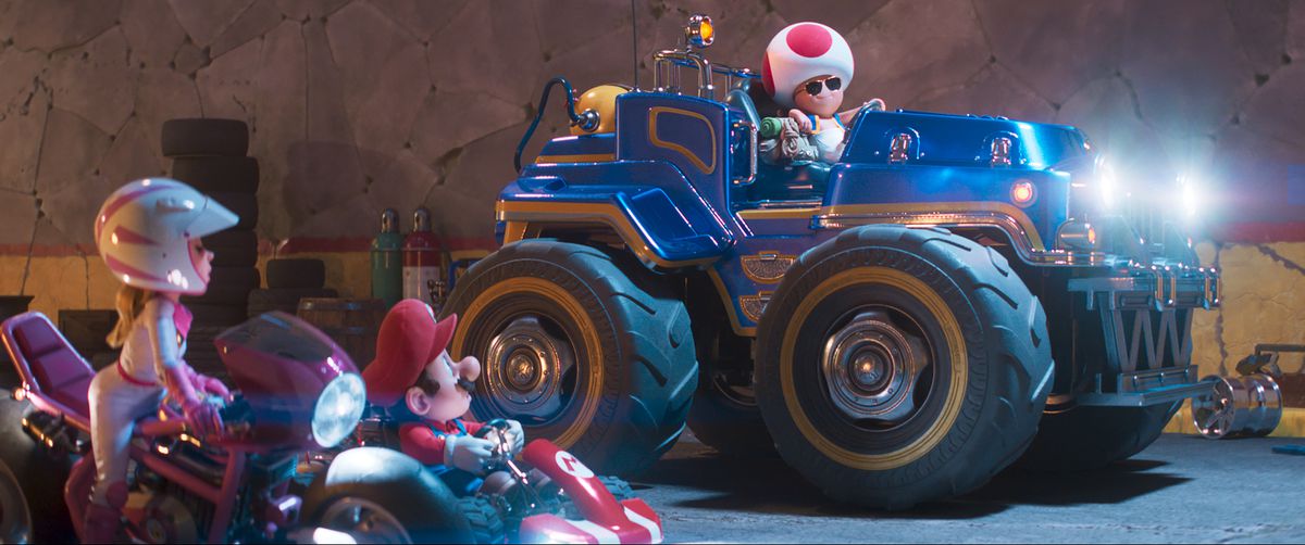 (LR) Prinsessan Peach (Anya Taylor-Joy), Mario (Chris Pratt) och Toad (Keegan Michael-Key) bakom ratten i sina egna fordon i filmen Super Mario Bros.