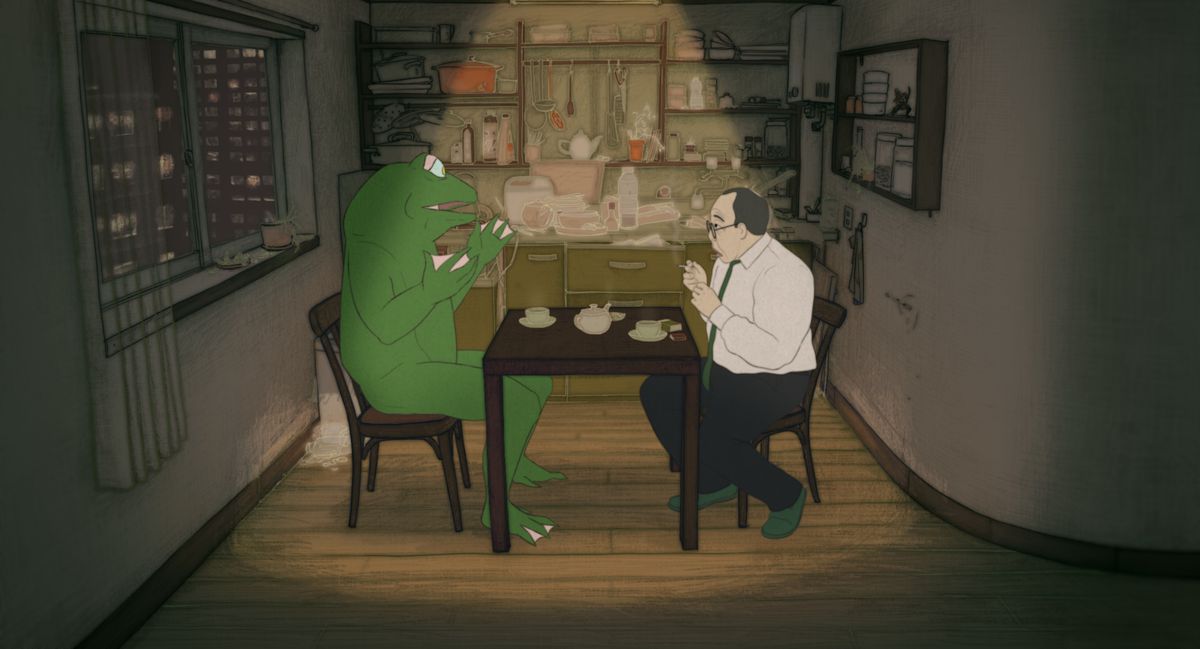 En man dricker te med en gigantisk groda i Haruki Murakami-anpassningen Blind Willow, Sleeping Woman.