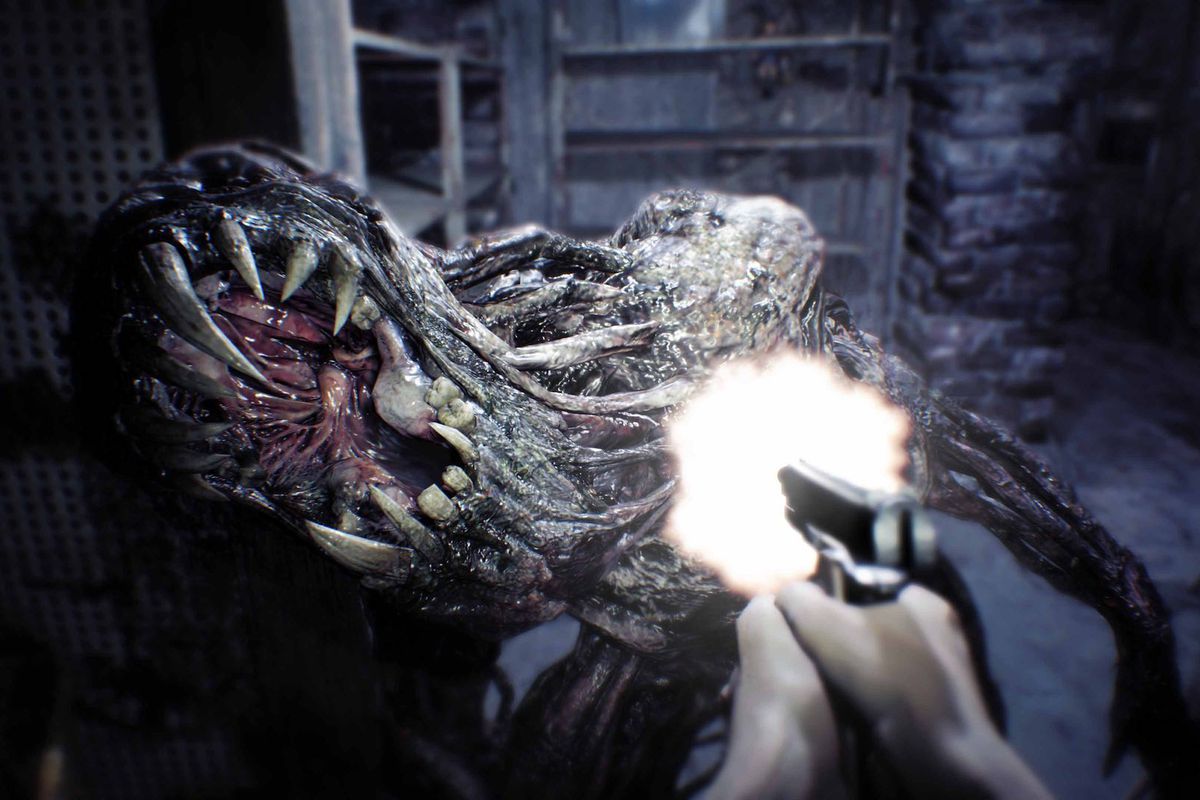 Ethan Winters skjuter med sitt pistol mot en gjuten fiende när den försöker äta upp honom i Resident Evil 7: Biohazard