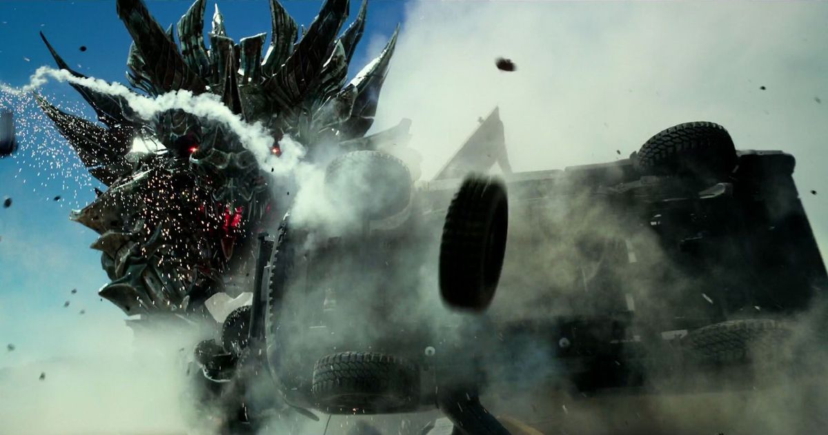 Dragonstorm förstör ett fordon i Transformers: The Last Knight