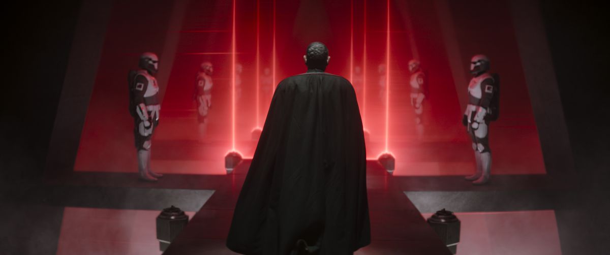 Moff Gideon står framför lasrar och Dark Troopers på rad i en scen från säsong 3 av The Mandalorian.