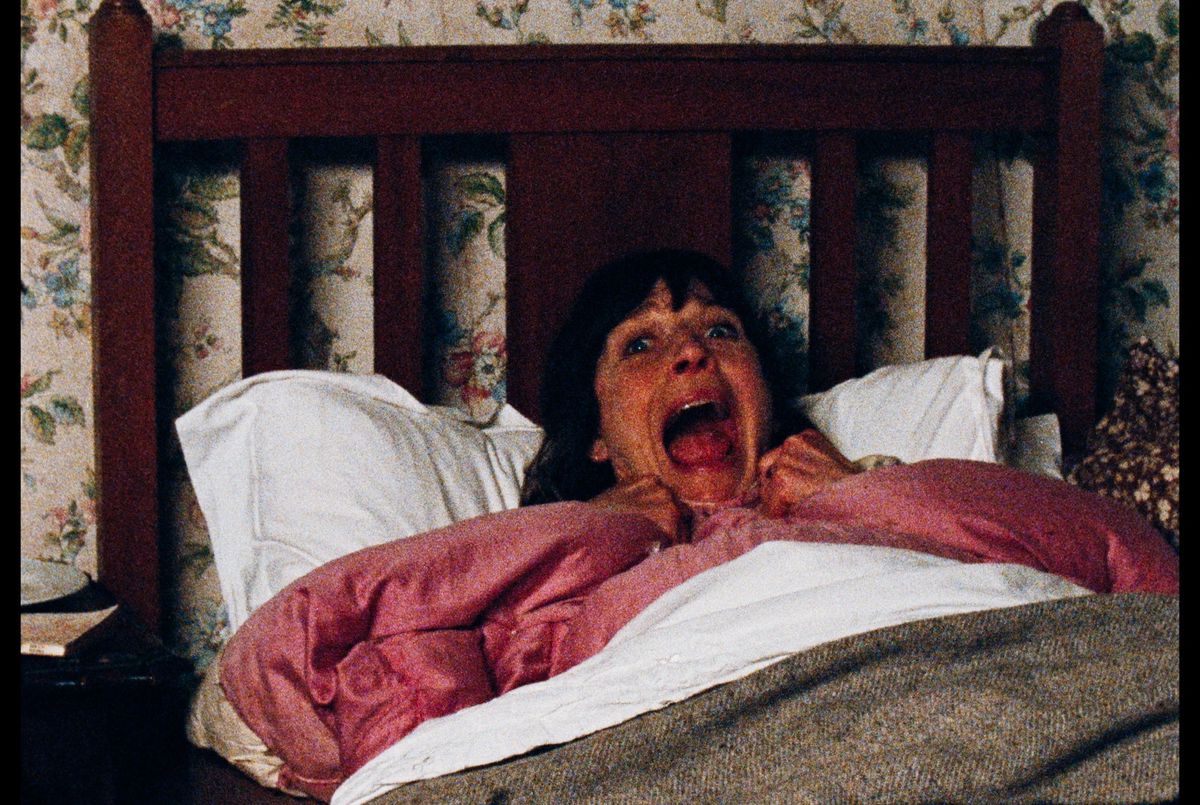 En kvinna (Mary Woodvine) skriker i sin säng i Enys Men.