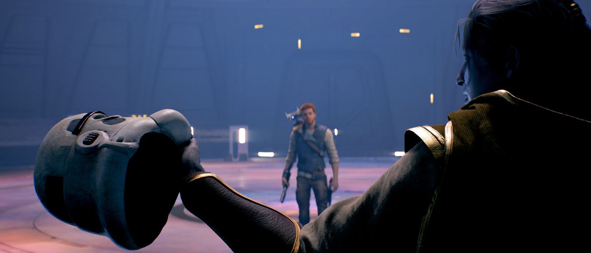Cal Kestis tittar mot kameran, framför vilken en mystisk, klädd figur håller en Stormtrooper-hjälm, i Star Wars Jedi: Survivor