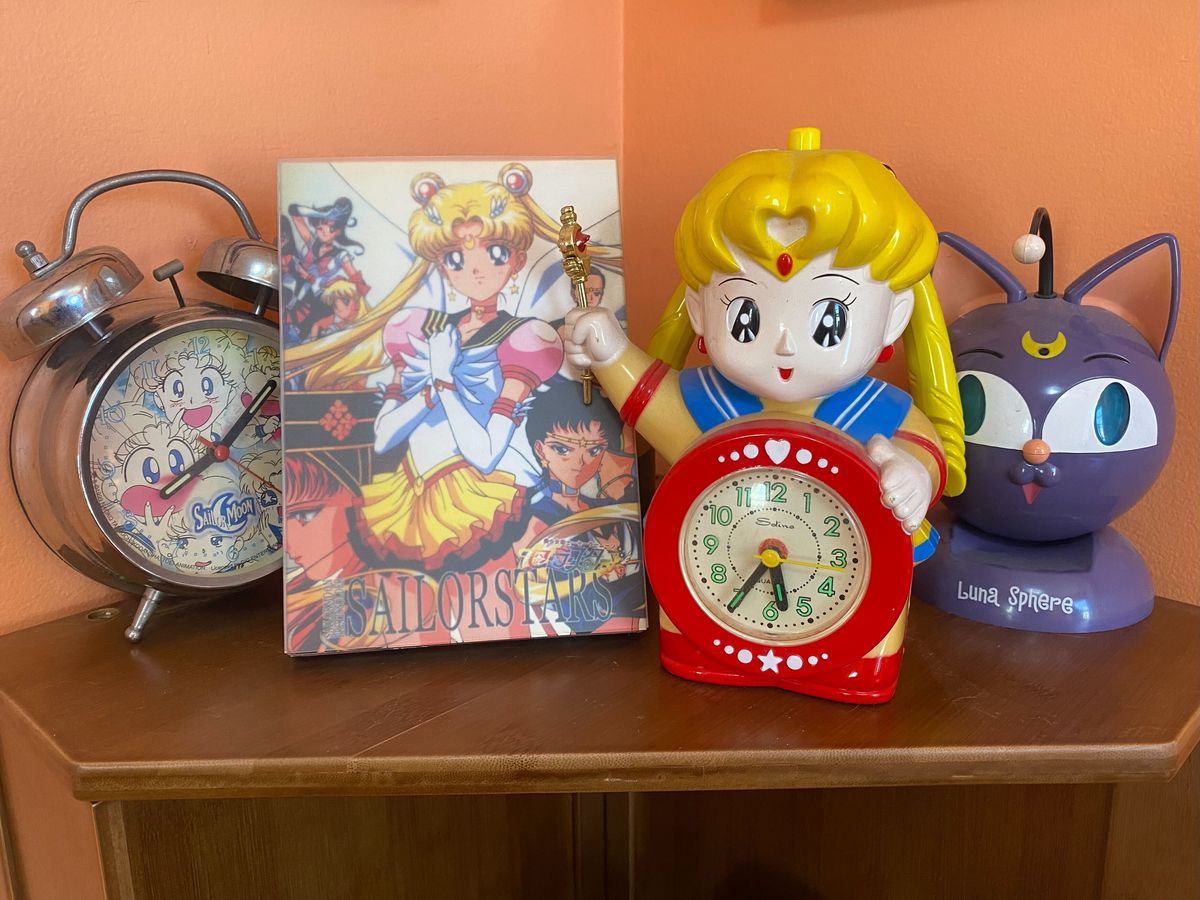 En serie föremål med Sailor Moon-tema, inklusive en klocka och en DVD-box.