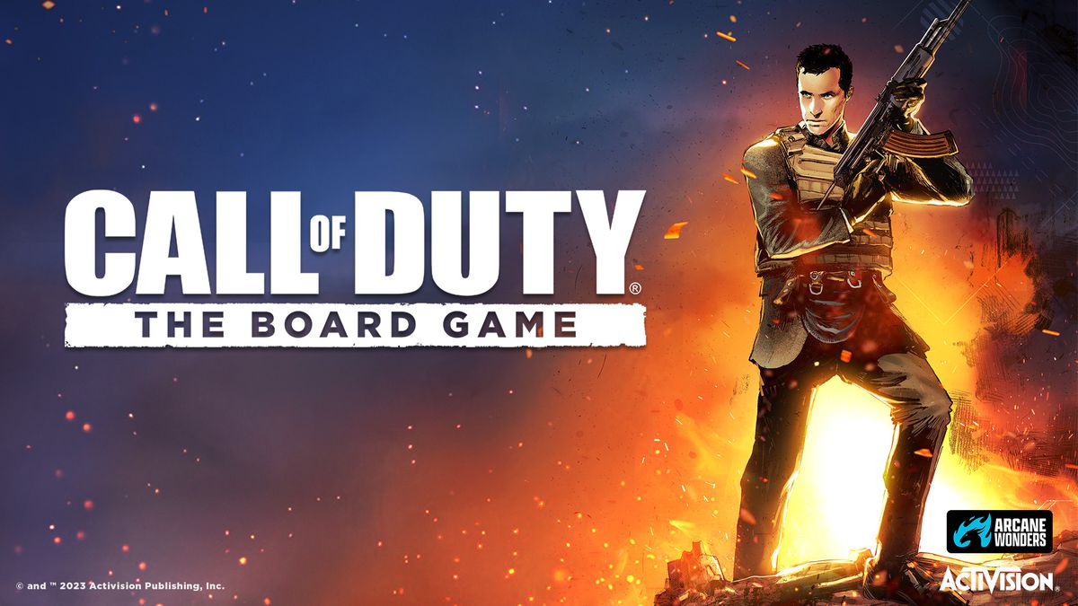 Makarov bär en äldre modell AK-47 i en stiliserad bild från Call of Duty: The Board Gaem.  En brand rasar bakom honom.