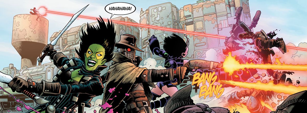 Gamora, Star-Lord och Mantis befinner sig mitt i en laservapenbrandstrid med Nebula som ger stödjande prickskytteld från toppen av en scifi-skorsten i Guardians of the Galaxy #1 (2023).