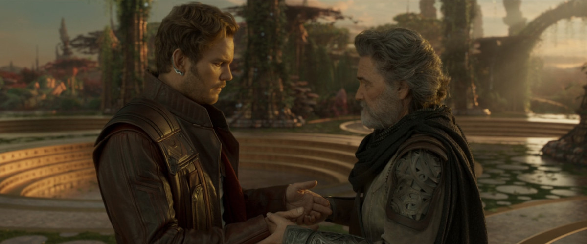 Peter Quill (Chris Pratt) och Ego (Kurt Russell) delar ett ömt ögonblick i Guardians of the Galaxy Vol.  2
