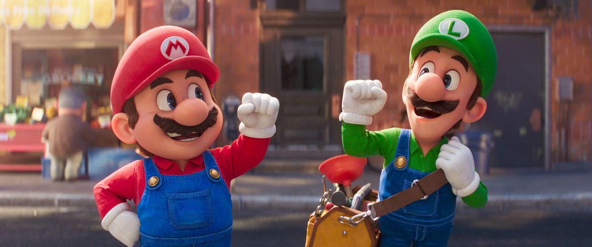 (LR) Mario (Chris Pratt) och Luigi (Charlie Day) bär rörmokarverktyg och ler med näven upphöjd i filmen Super Mario Bros.