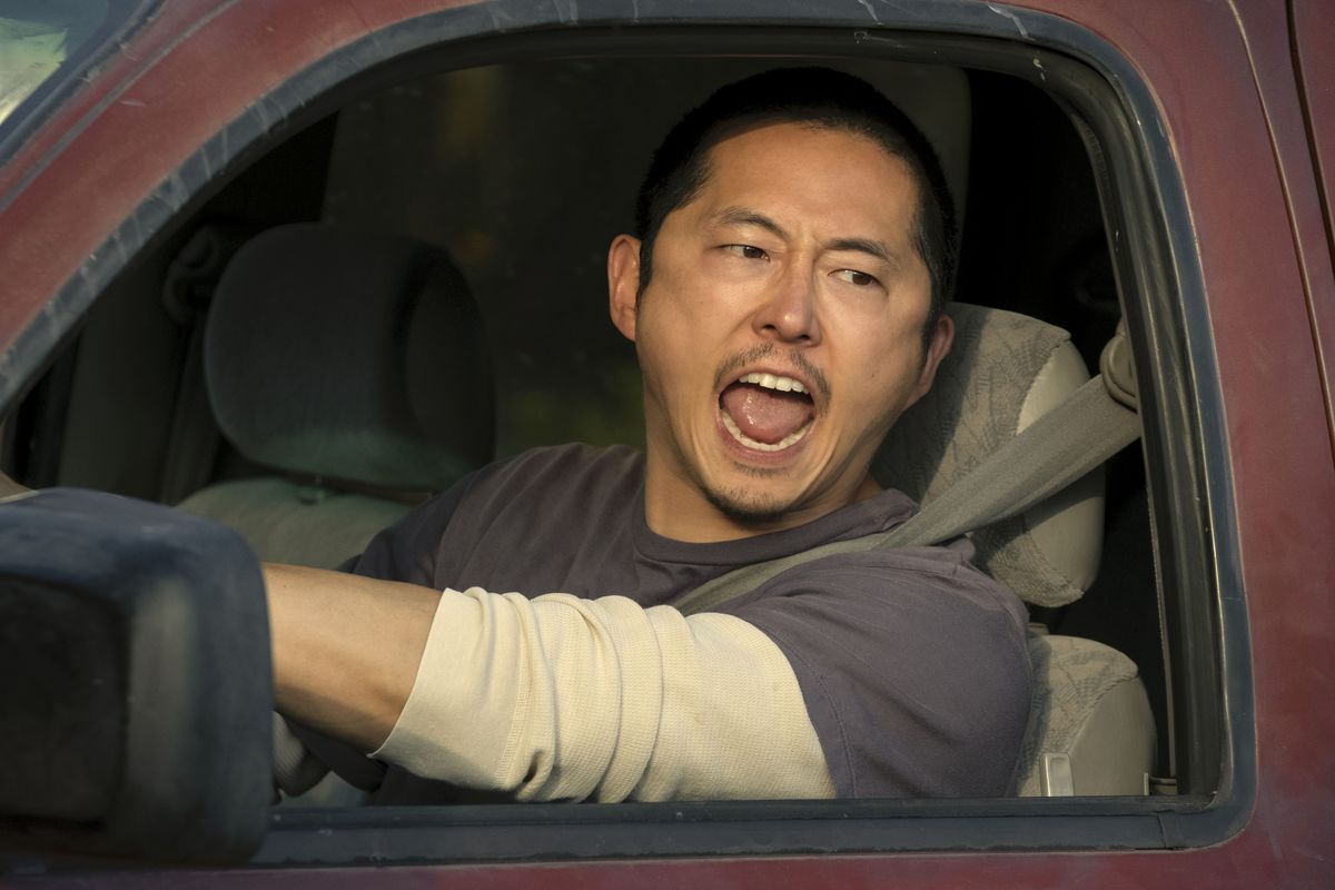 Danny (Steven Yuen) skriker ut genom fönstret på sin bil