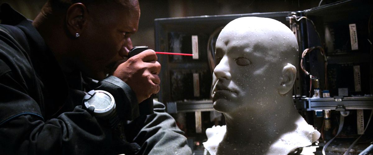 Ving Rhames, som spelar Luther Stickell, arbetar på en av maskerna från Mission: Impossible-serien