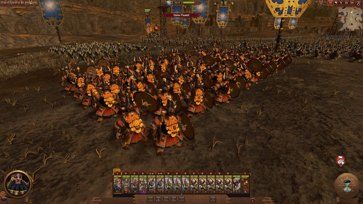 En legion av Chaos Dwarf-krigare med flammande skägg i Total War: Warhammer 3's Forge of the Chaos Dwarfs