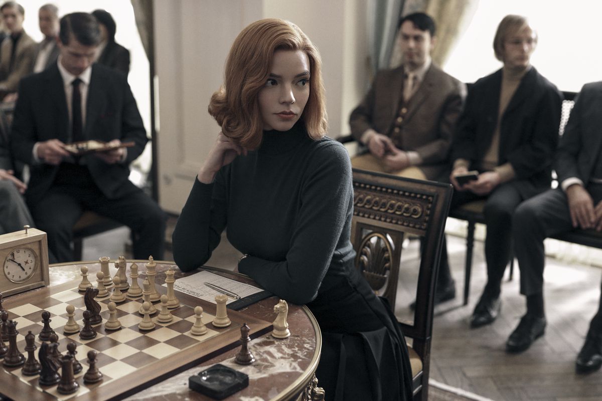 Queen's Gambit: flickan sitter vid schackbrädet