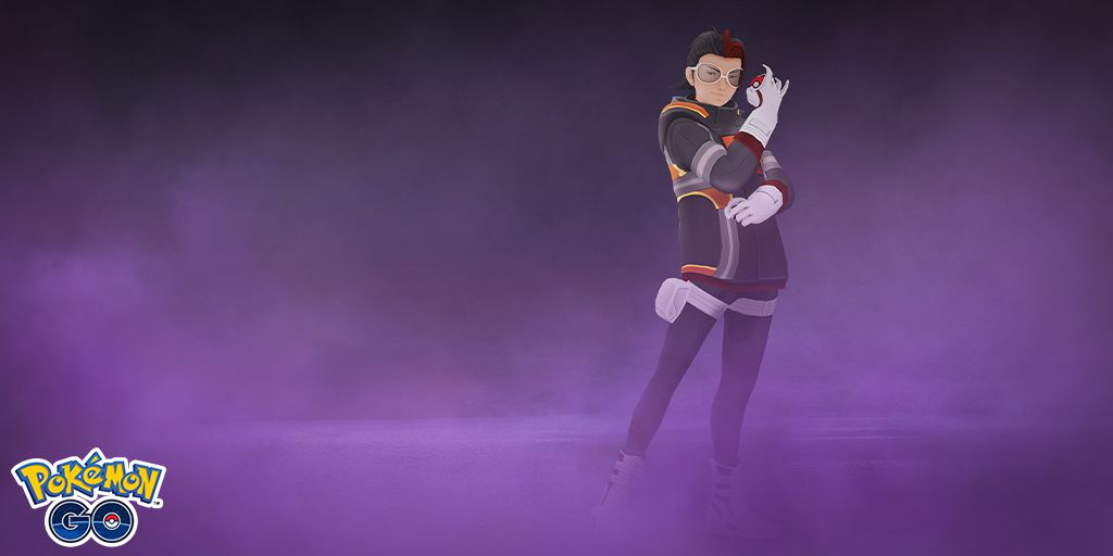 Team Rocket-ledaren Arlo står i lila dimma och redo för strid