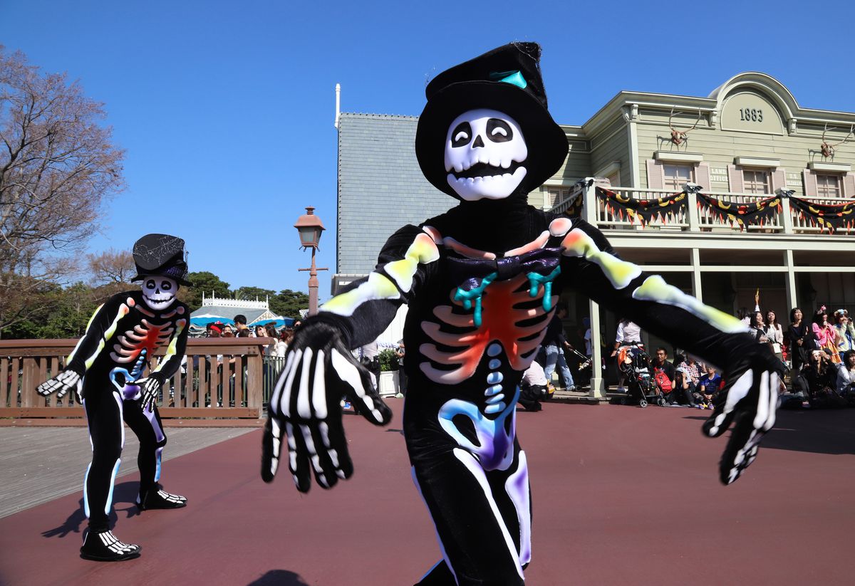 Dansare klädda som färgglada skelett uppträder under Halloween-paraden i Tokyo Disneyland den 22 oktober 2018