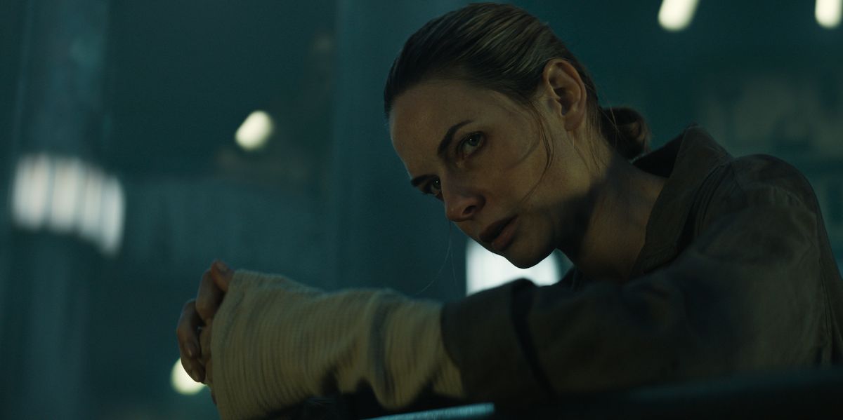 Mekanikern Juliette Nichols (Rebecca Ferguson) lyser när hon lutar sig mot ett räcke i Apple TV Plus-programmet SIlo.