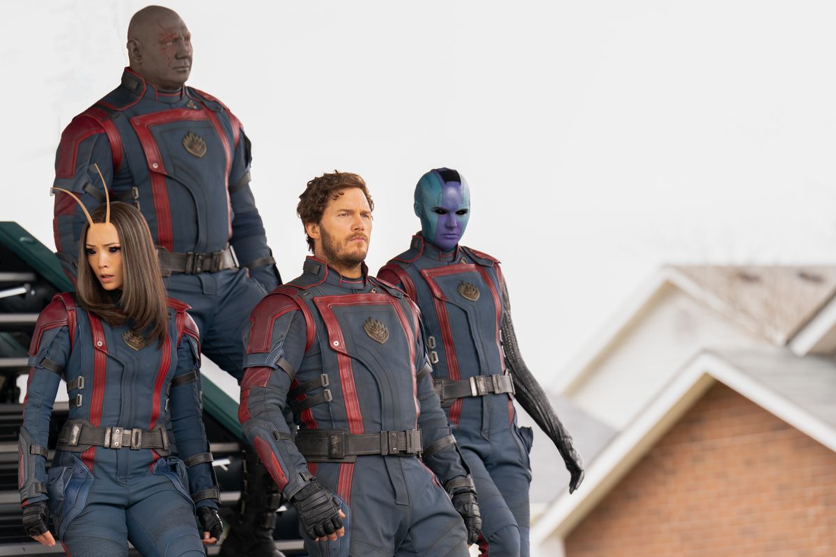 The Guardians of the Galaxy i sina Nova-uniformer går nerför en rymdskeppstrappa in i ett förortsområde i Guardians of the Galaxy Vol.  3