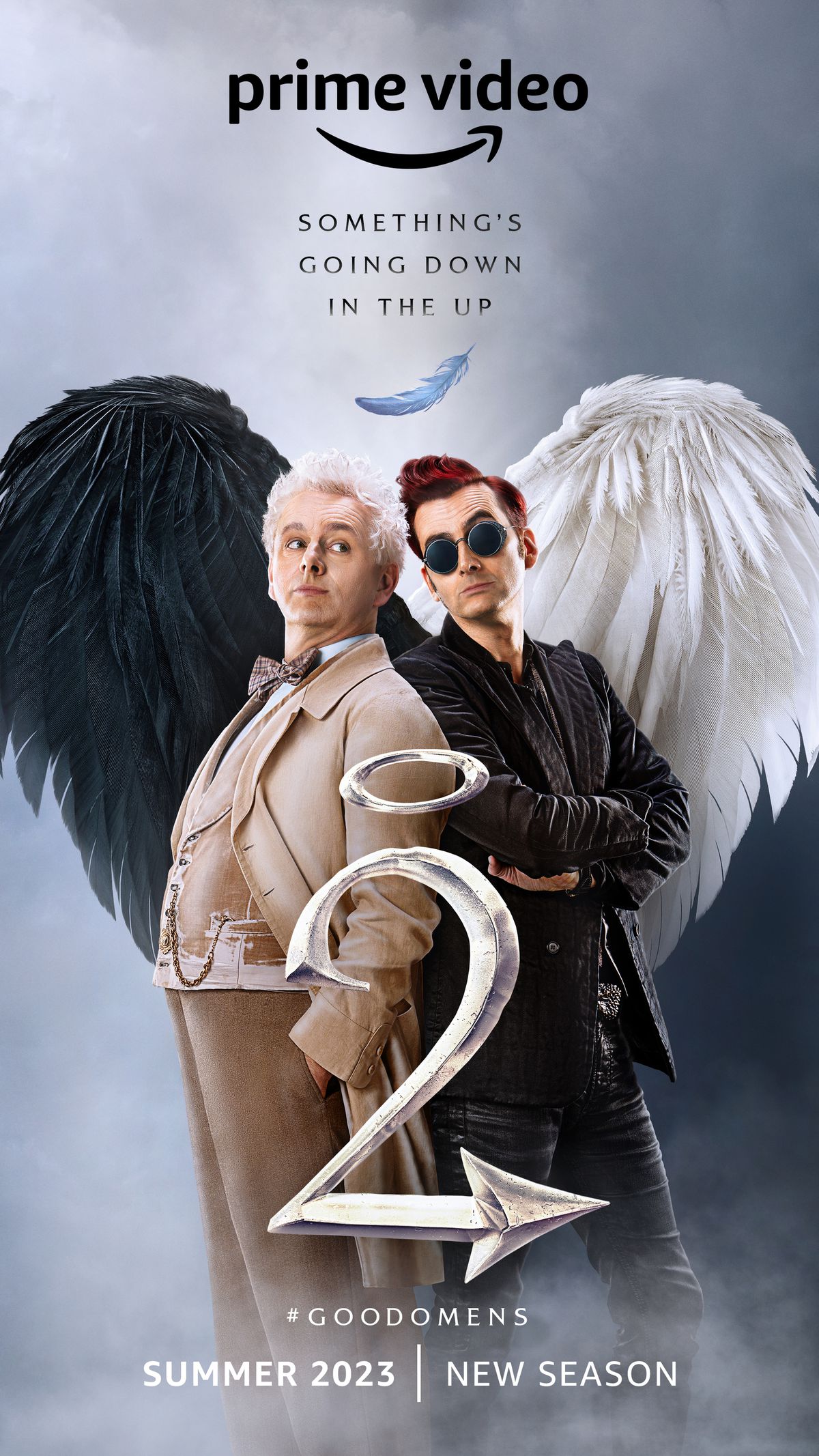 En affisch för Good Omens säsong 2, med Michael Sheen som Aziraphale och David Tennant som Crowley, som står rygg mot rygg med sina vingar som ett hjärta. 