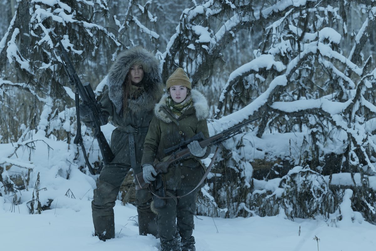 Jennifer Lopez och Lucy Paez håller gevär i snön i The Mother.