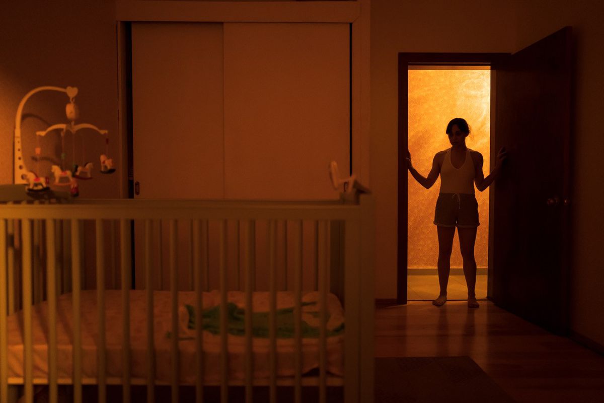 En siluett av en kvinna står i dörröppningen till en barnkammare upplyst bakifrån i skräckfilmen Huesera: The Bone Woman
