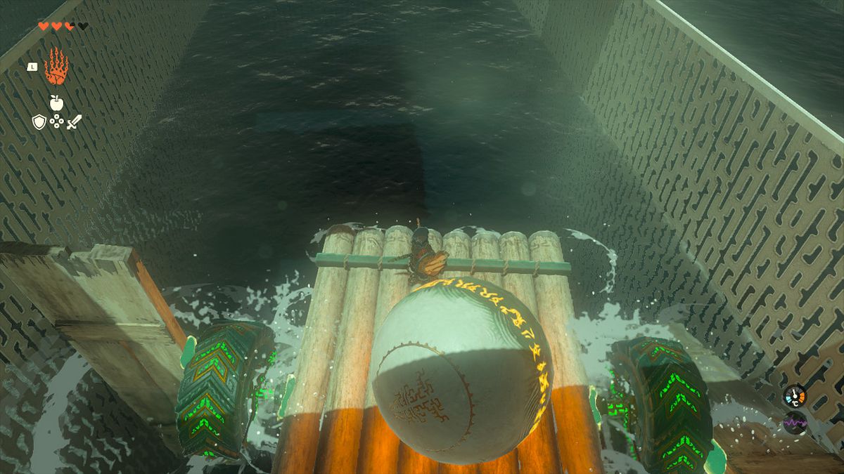 Link åker en flotte mellan två stora träbitar i Tukarok Shrine i Zelda Tears of the Kingdom.