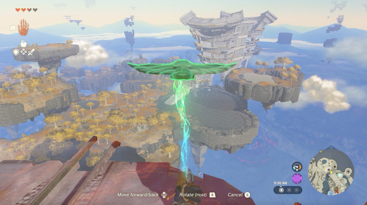 Link använder Ultrahand för att hänga upp en vinge utanför en klippa nära Temple of Time på Great Sky Island i Zelda Tears of the Kingdom.