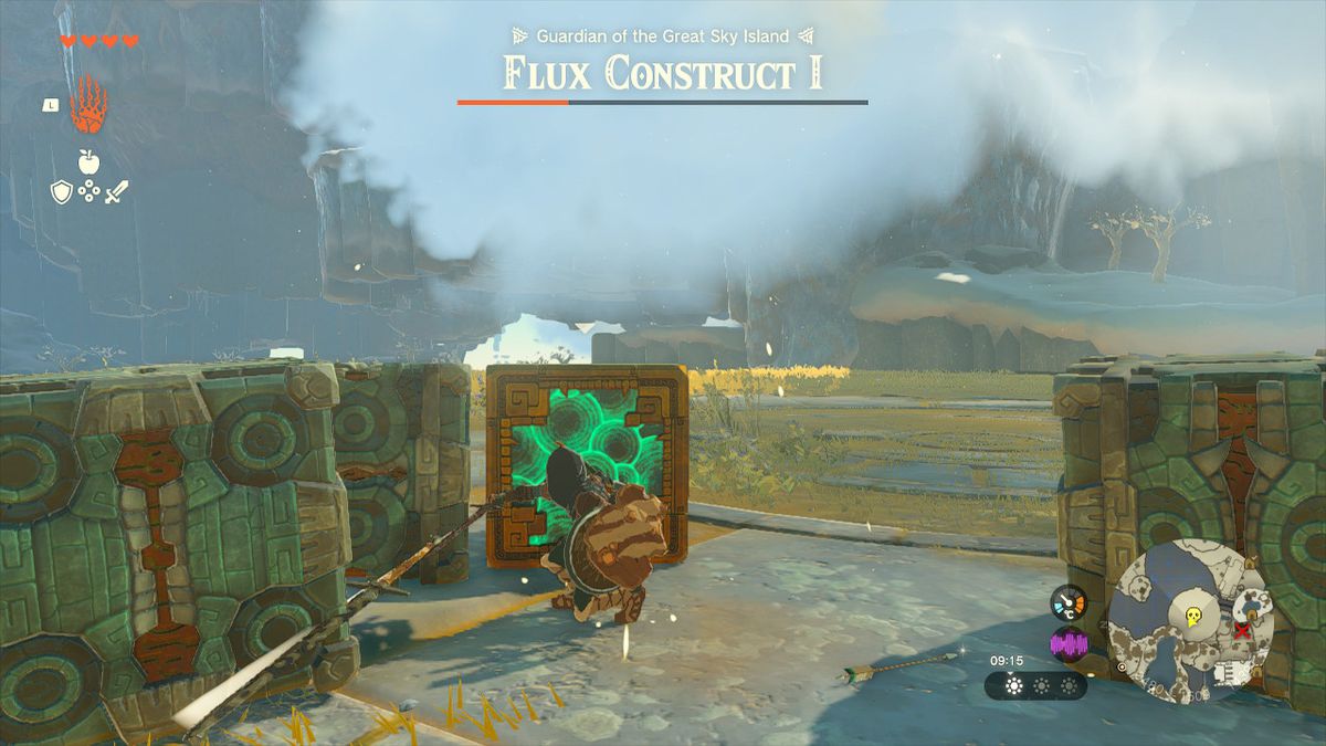 Länk ankor bakom en låda under en chefskamp mot Flux Construct 1 i Zelda: Tears of the Kingdom.