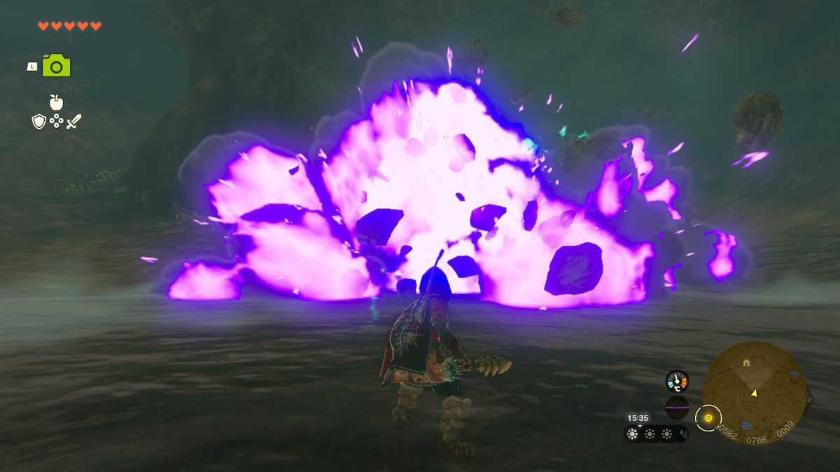 Link stirrar på en Stone Talus som exploderar i en grotta i Zelda Tears of the Kingdom.