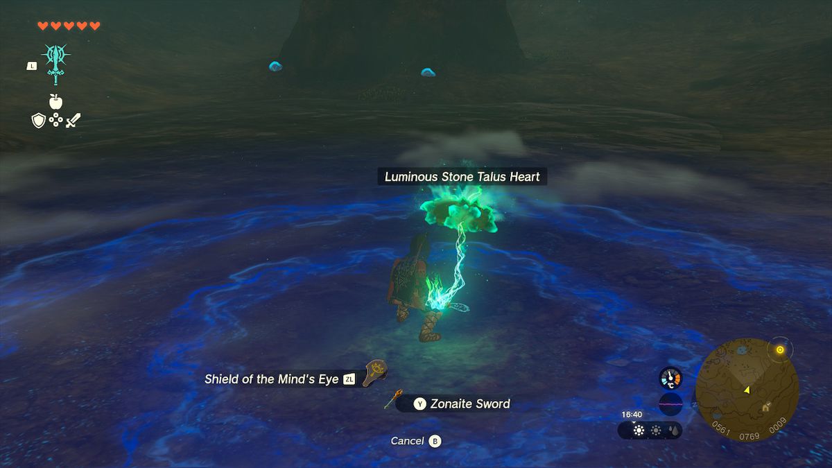 Link smälter samman ett lysande stentalushjärta till ett vapen i en grotta i Zelda Tears of the Kingdom.