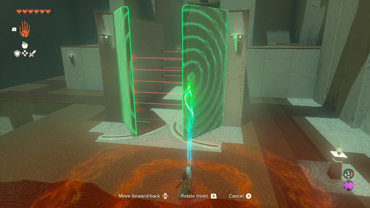 Link använder ultrahand för att öppna en dörr i Orochium Shrine i Zelda Tears of the Kingdom.