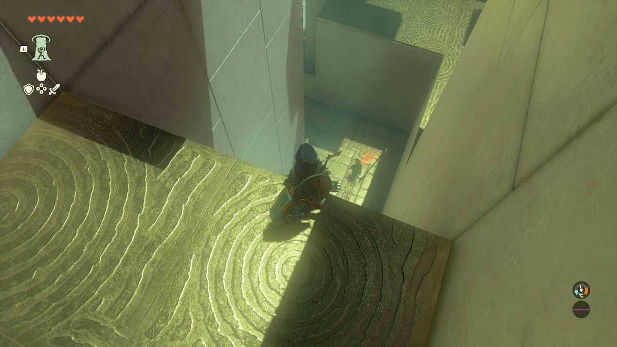 Link står på en avsats ovanför fiender i Orochium Shrine i Zelda Tears of the Kingdom.