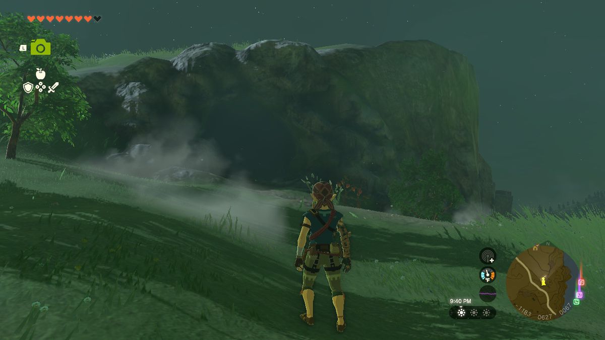Link står framför ingången till North Hyrule Plain Cave, som ligger bredvid huvudvägen till New Serenne Stable i Zelda: Tears of the Kingdom