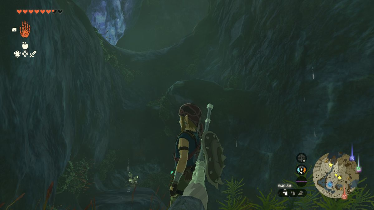 Link står framför två avsatser som leder till den bortre änden av grottan i Zelda: Tears of the Kingdom