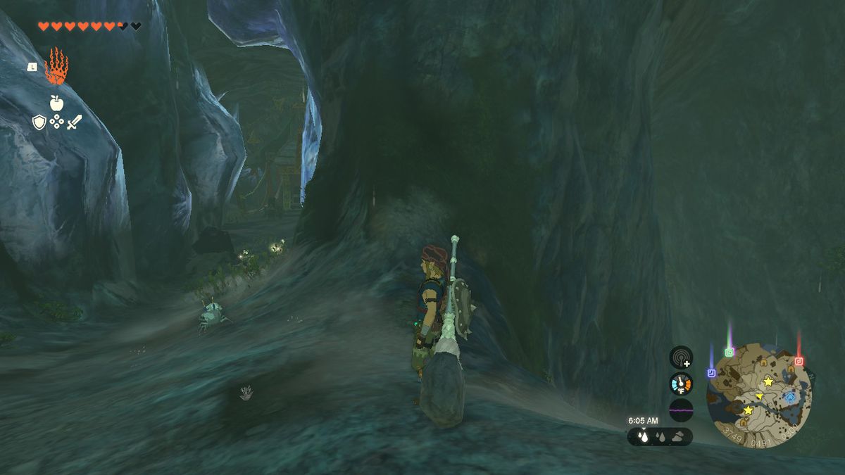 Link står på andra sidan grottan, bredvid en stig som leder till kistrummet i Zelda: Tears of the Kingdom
