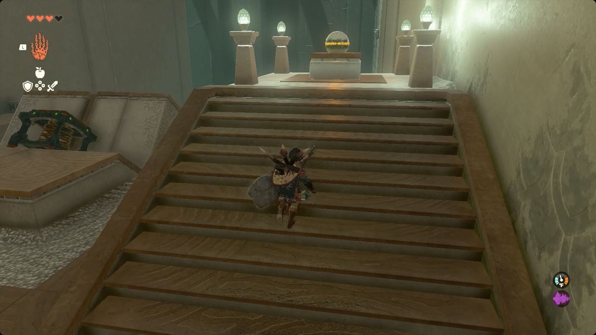 The Legend of Zelda: Tears of the Kingdom - Länk springer för att ta en boll från en piedestal i Morok Shrine