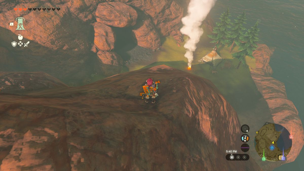 Link har utsikt över ingången till Cephla Lake Cave från ovan, stående på en klippa i Zelda: Tears of the Kingdom