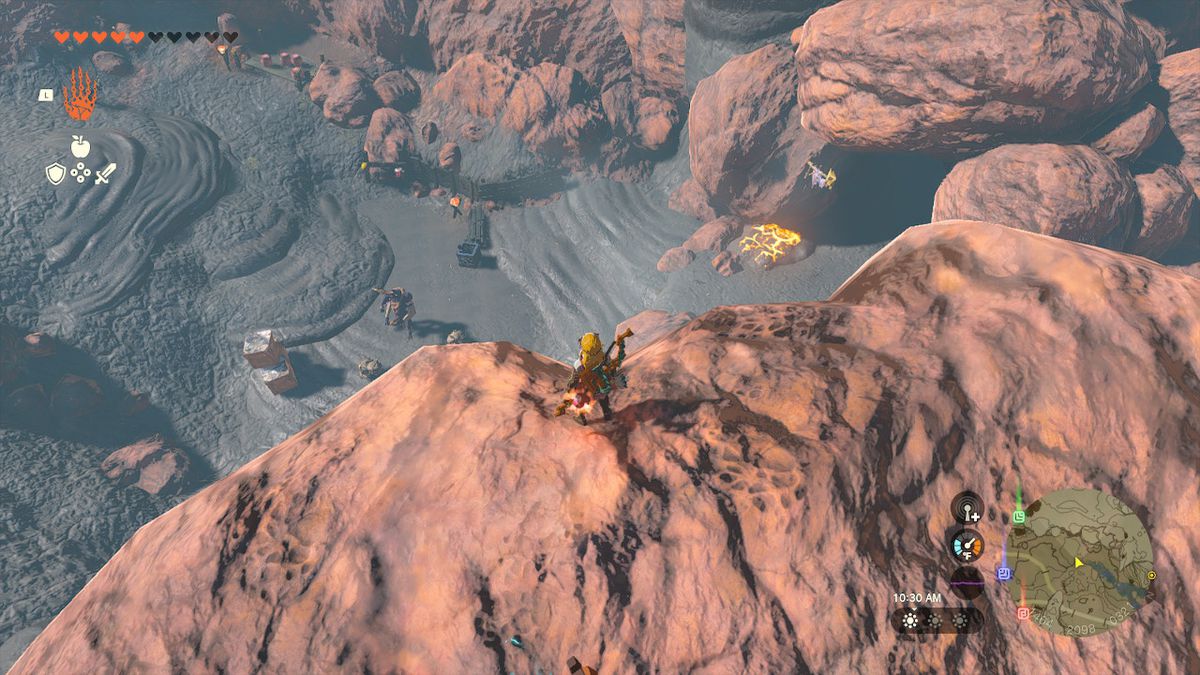 Link har utsikt över ingången till Goronbi River Cave från en klippa ovanför Zelda: Tears of the Kingdom