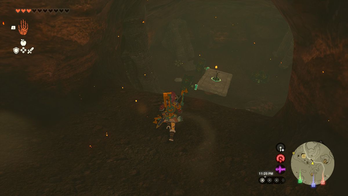 Link går in i ett rum på högra sidan av grottan med Zonai-enheter inne i Zelda: Tears of the Kingdom