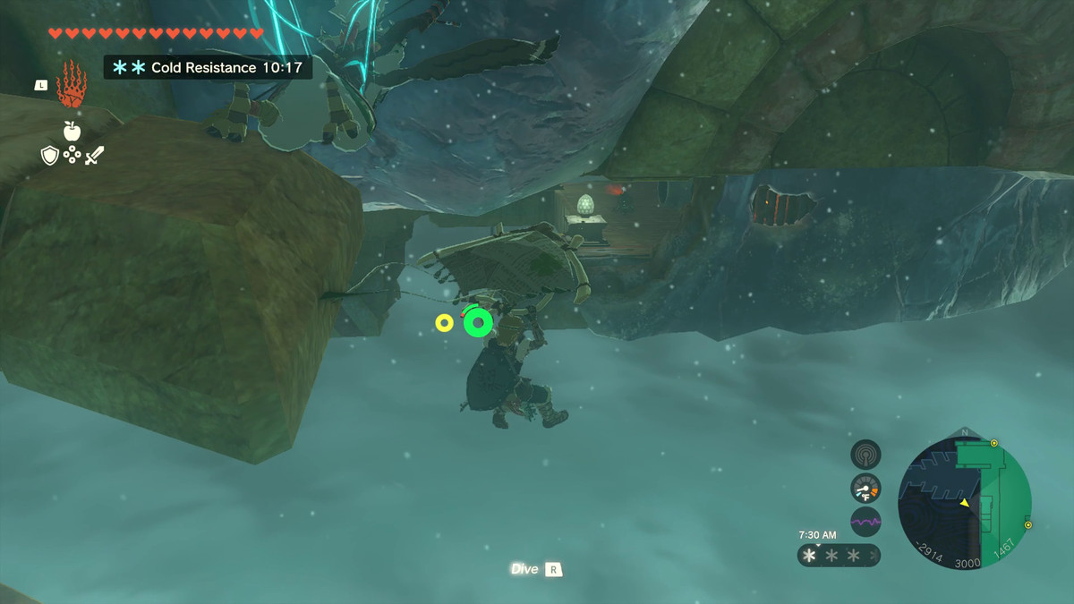Link flyter med sin skärmflygare under undersidan av Sky Ark träluftskepp i Zelda: Tears of the Kingdom.  Före honom är en plattform med en glödande lykta som han siktar på att landa på.