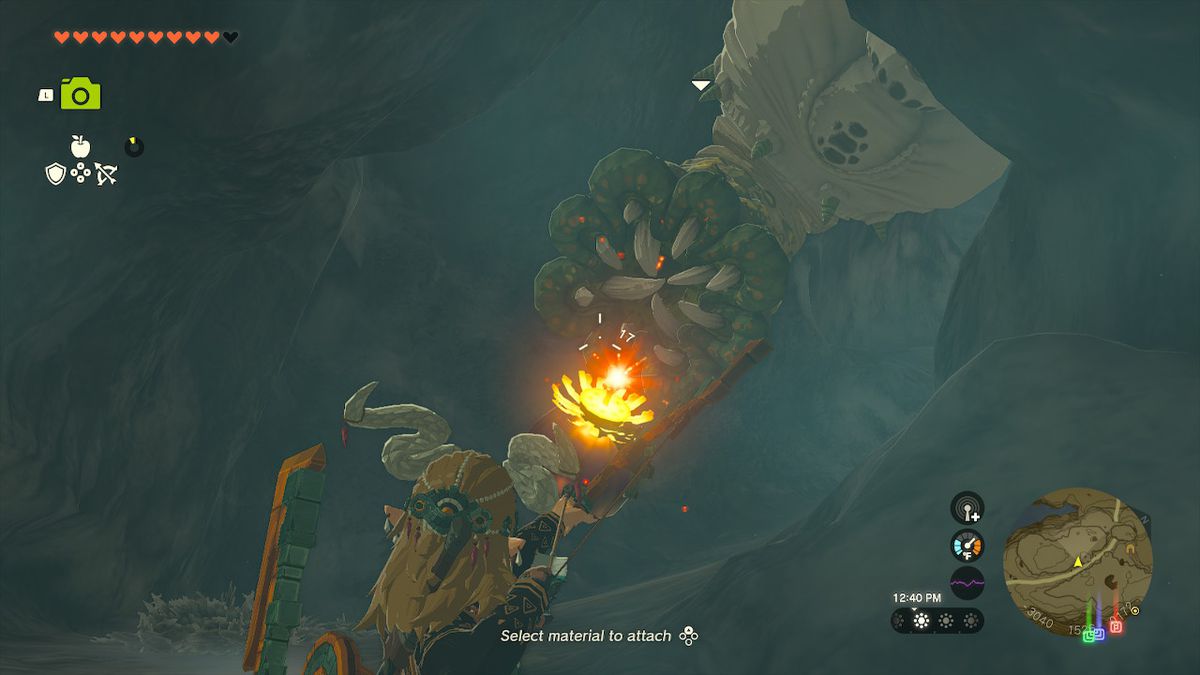 Link riktar en bombblommapil mot en Like Like inuti en grotta i Zelda: Tears of the Kingdom
