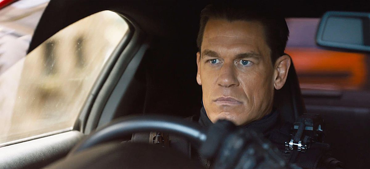 Jakob (John Cena, i en hel massa överraskande orange bronzer som han inte har på sig i den sista filmen) sitter och grubblar i en bil i F9