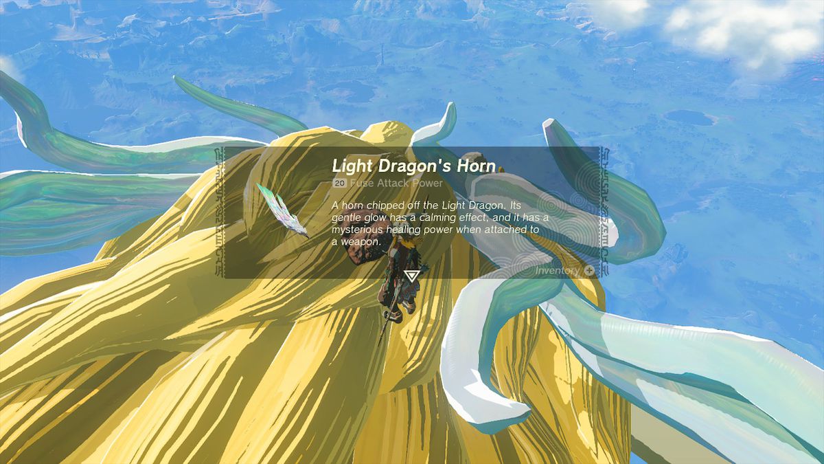 Link plockar upp Light Dragon's Horn från toppen av huvudet i Zelda: Tears of the Kingdom