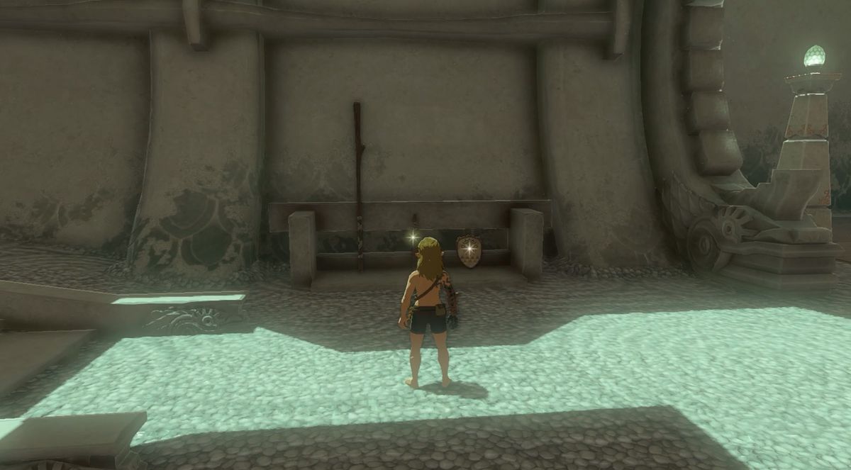 Länk som står framför vapen i Sifumim Shrine i Zelda: Tears of the Kingdom