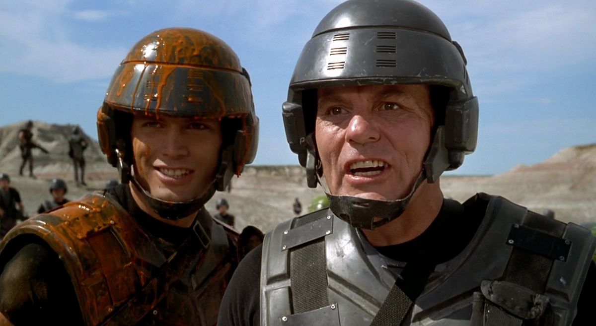 (LR) Casper Van Dien och Michael Ironside som Juan Rico och Jean Rasczak i Starship Troopers.