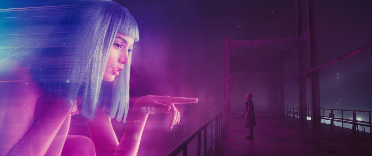 Ryan Gosling står framför ett hologram i Blade Runner 2049.