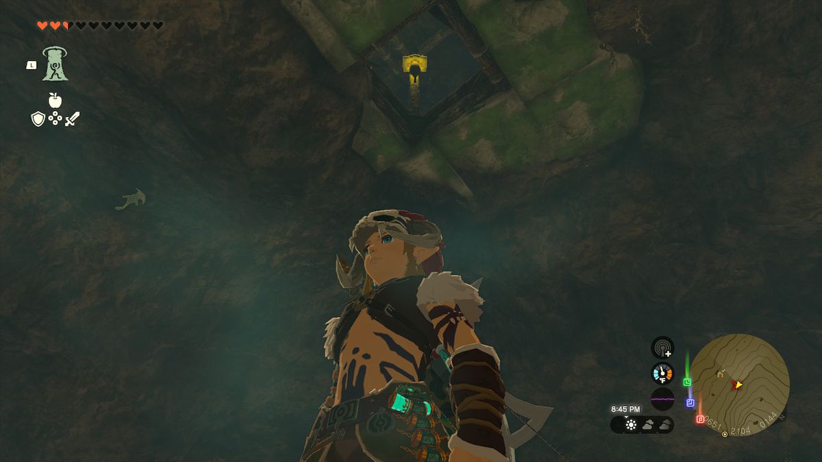 Link står precis nedanför hålet i taket som leder till skräddarrummet i Zelda: Tears of the Kingdom