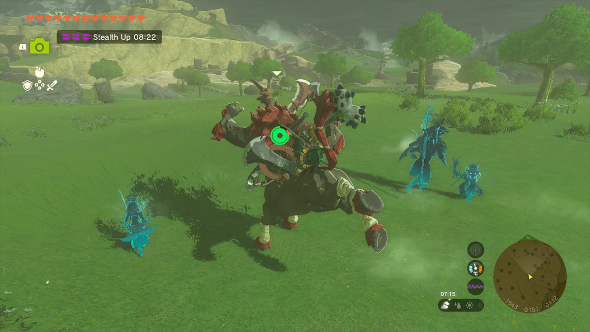 Link kliver upp på en Lynel på ett fält i Zelda Tears of the Kingdom.