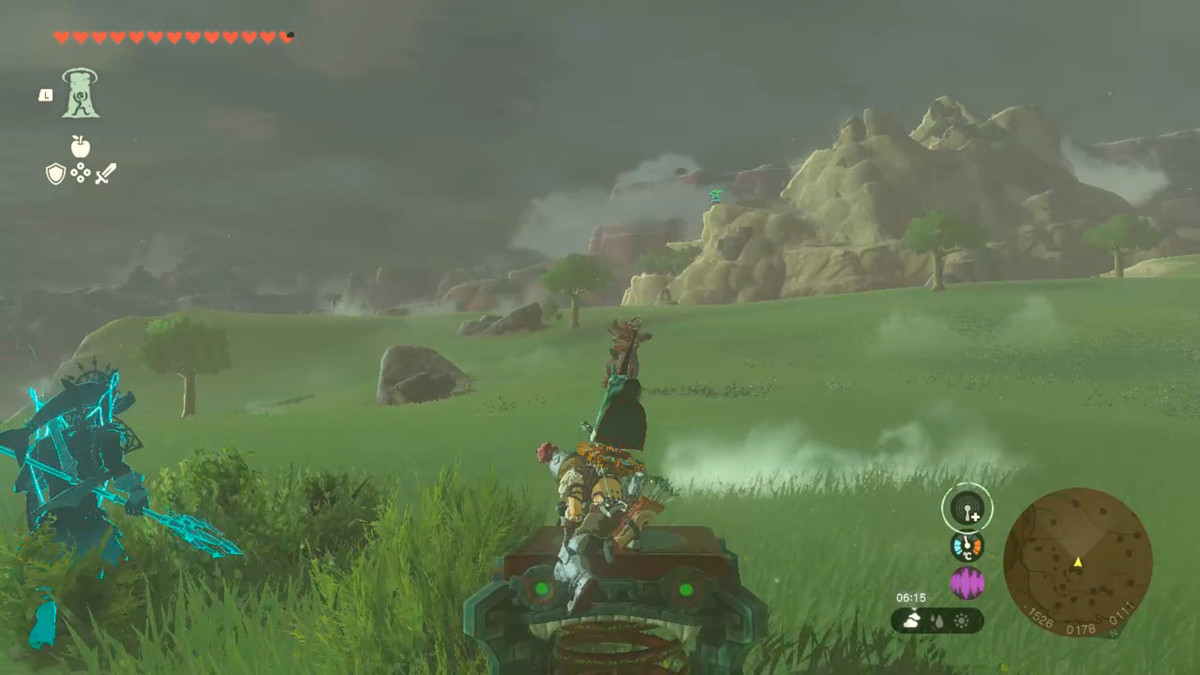 Link smäller på en fjäder på ett fält under en kamp mot en Lynel i Zelda Tears of the Kingdom