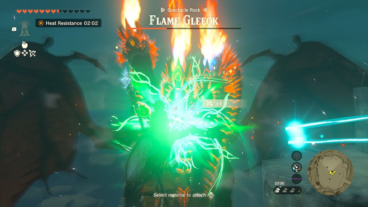 Link attackerar en flammande gleeok i Zelda Tears of the Kingdom.