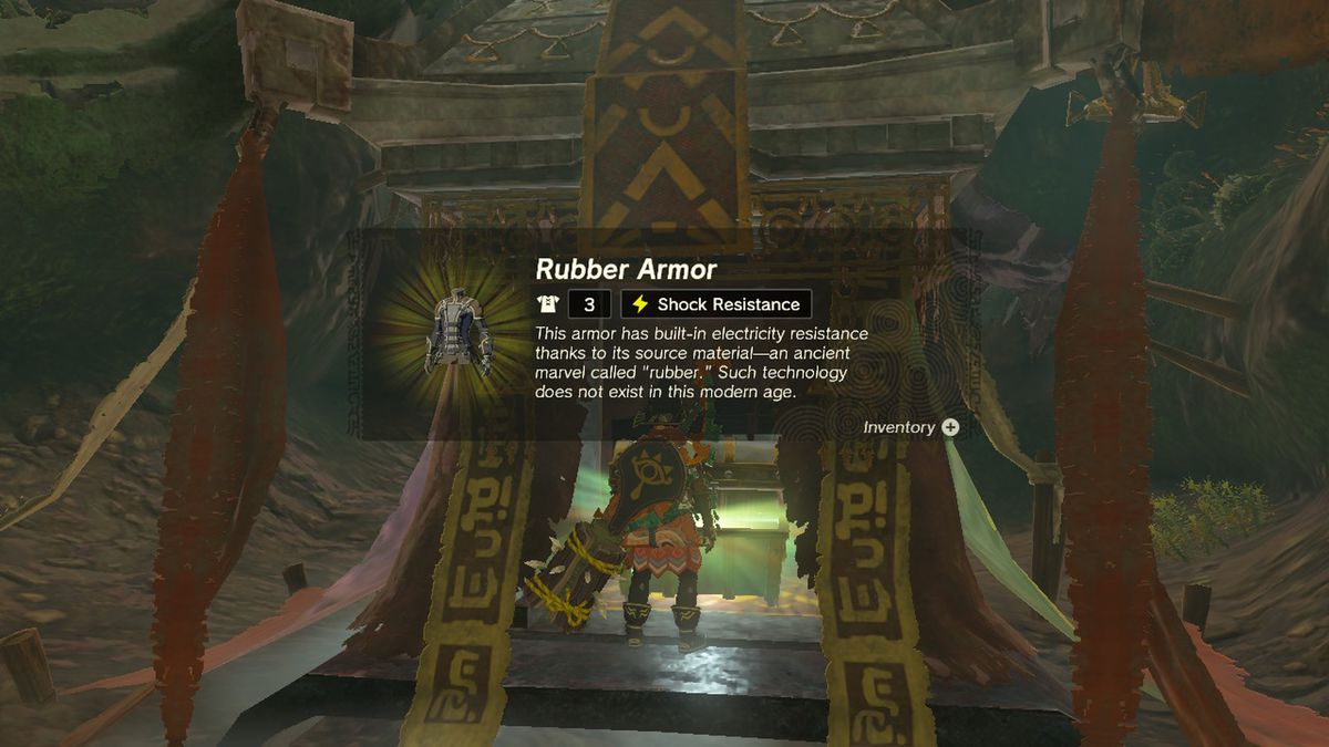 Link öppnar en kista som innehåller gummirustningen i Zelda Tears of the Kingdom.