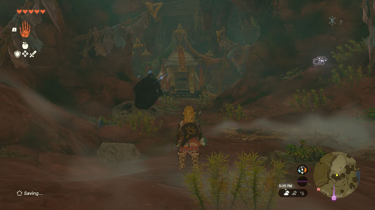 Link stirrar på ett tempel med en kista som innehåller gummipansarhuvudet i Zelda Tears of the Kingdom.